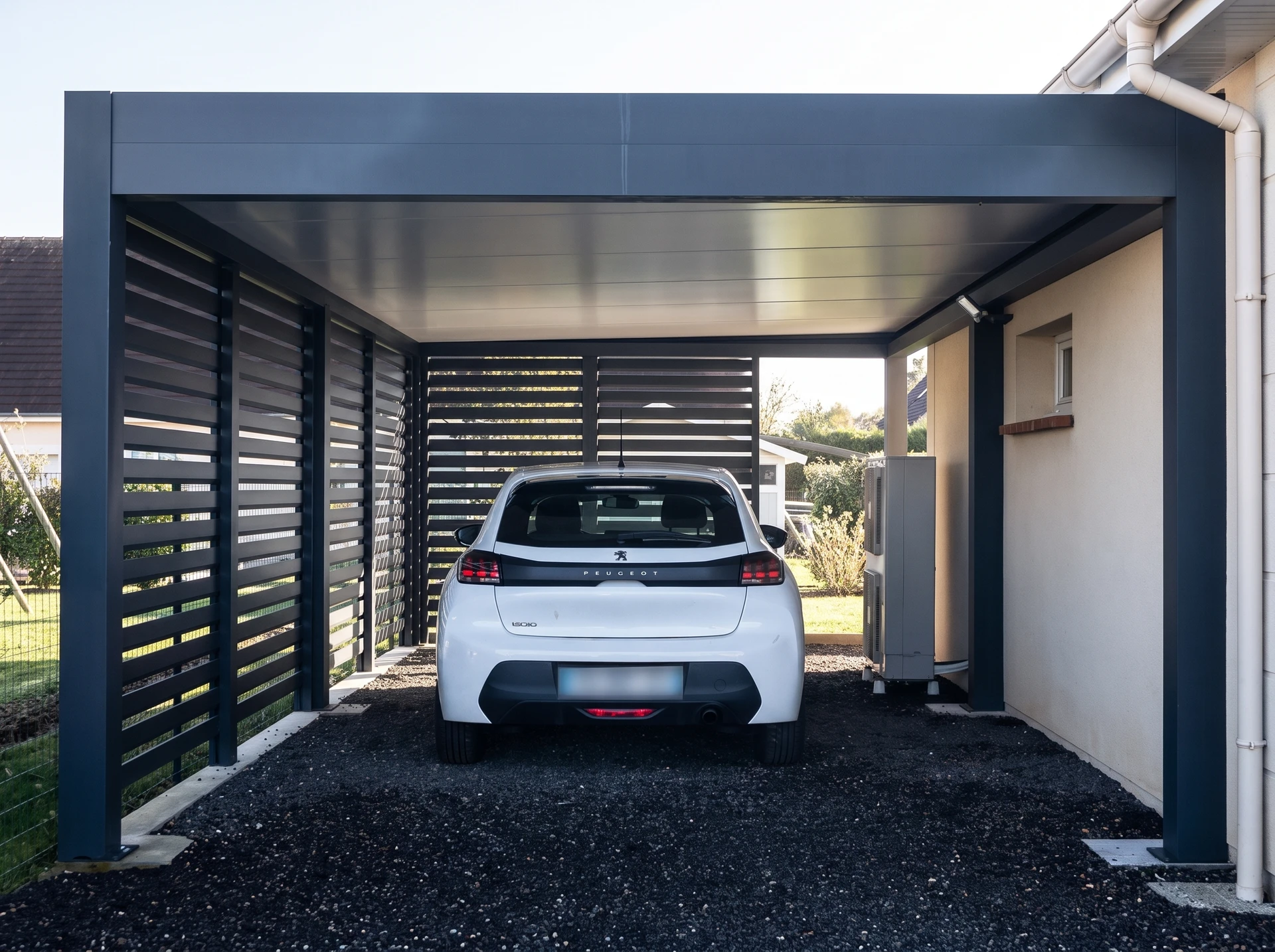 Pergola bioclimatique avec lames orientables en aluminium blanc installée sur terrasse extérieure